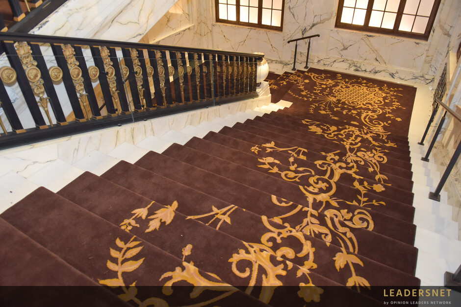 Neuer Teppich für die Feststiege im Park Hyatt Wien durch Omar Besim