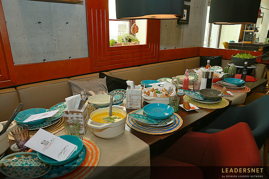 BIG DINNER TABLE in der M Lounge