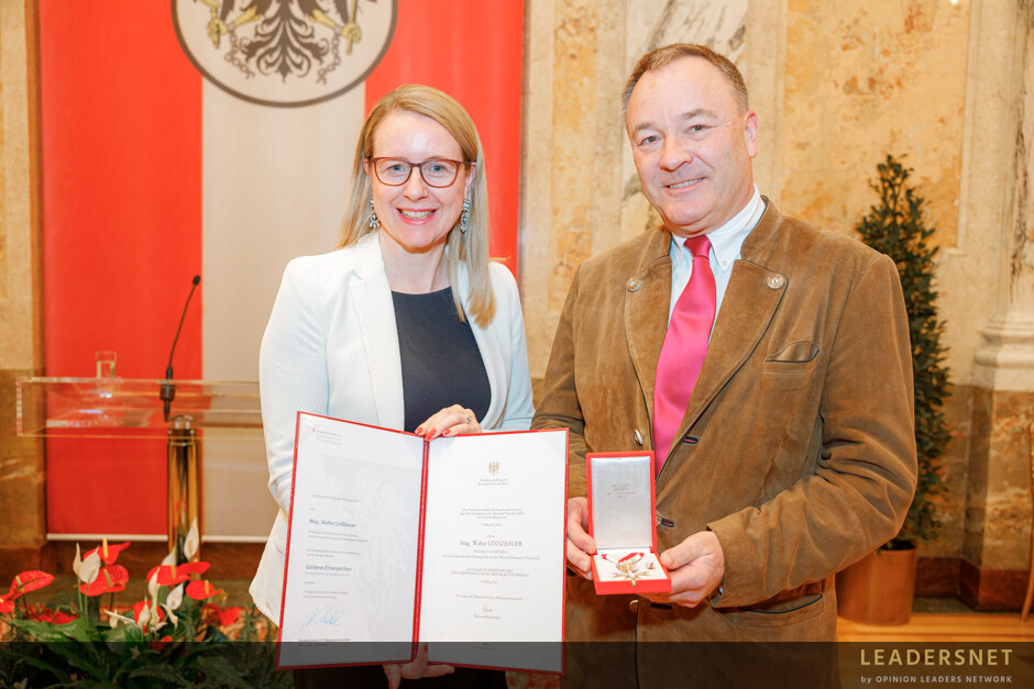 Verleihung Silberne Ehrenzeichen für Verdienste um die Republik Österereich an Fr. Mag. Pupeter