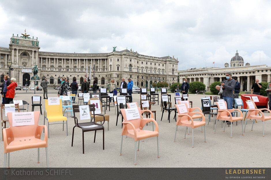 Flashmob der Wiener Gastronomen #leerestühlewien