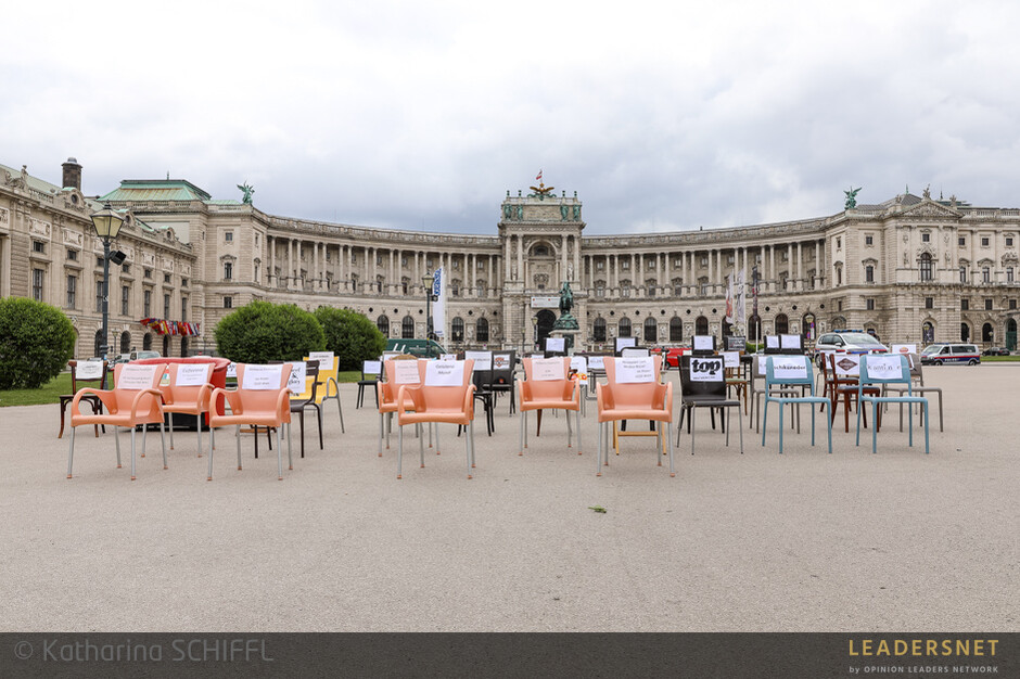 Flashmob der Wiener Gastronomen #leerestühlewien