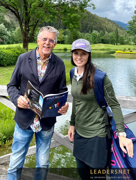 Abschlag mit Olympiasiegerin Anna Veith und der GOLF REVUE im Golfclub Schladming-Dachstein