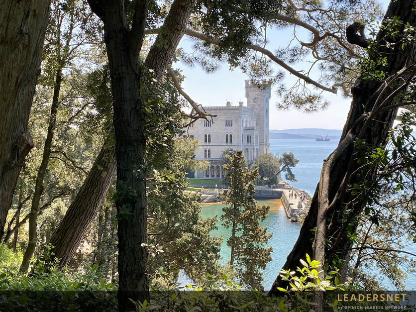 Schloss Miramare an der Adria in der Bucht von Triest