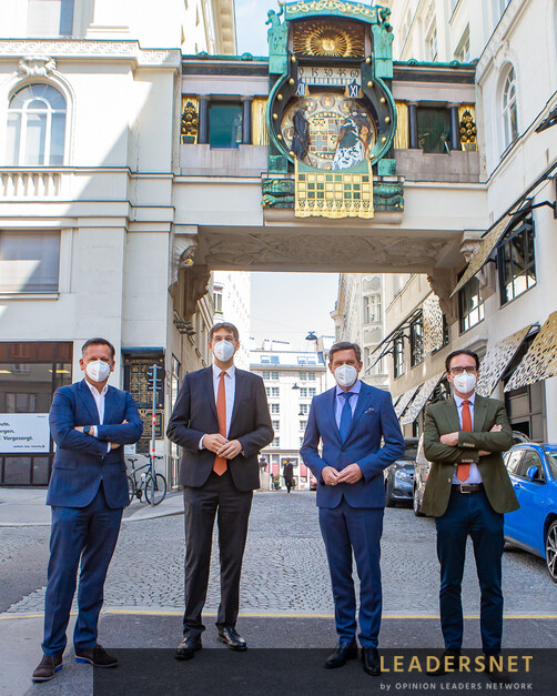 Ankeruhr-Figuren zeigen sich zum »Tag der Gesundheit am Arbeitsplatz« mit Schutzmasken