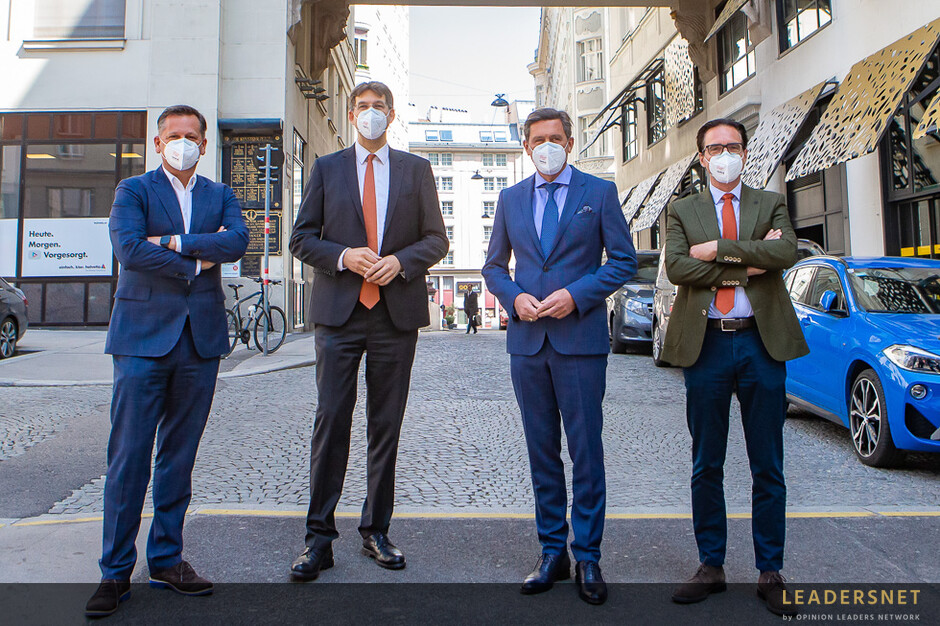 Ankeruhr-Figuren zeigen sich zum »Tag der Gesundheit am Arbeitsplatz« mit Schutzmasken