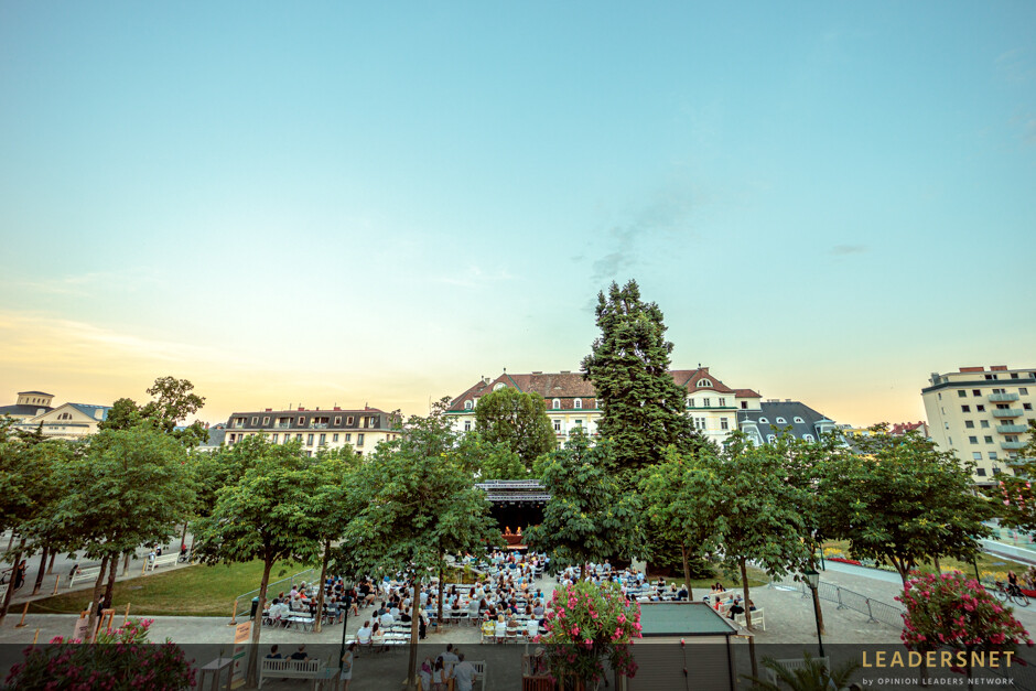 Stadt:Kultur Kurpark Baden - Florian Klenk & Florian Scheuba – Sag du, Florian