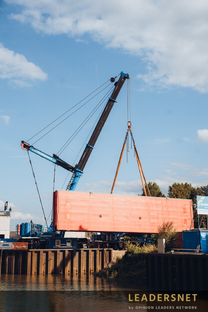Gigantisches Hafentor im Hafen Albern wird eingebracht