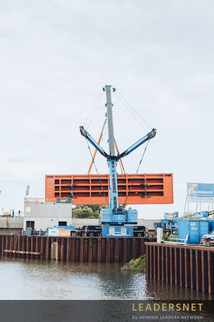 Gigantisches Hafentor im Hafen Albern wird eingebracht