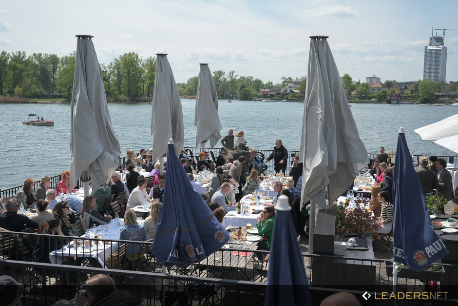 Floß-Opening Strandcafé an der Alten Donau