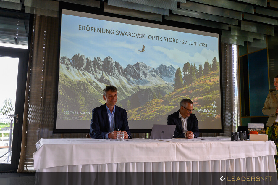 SWAROVSKI OPTIK eröffnet ersten Store weltweit